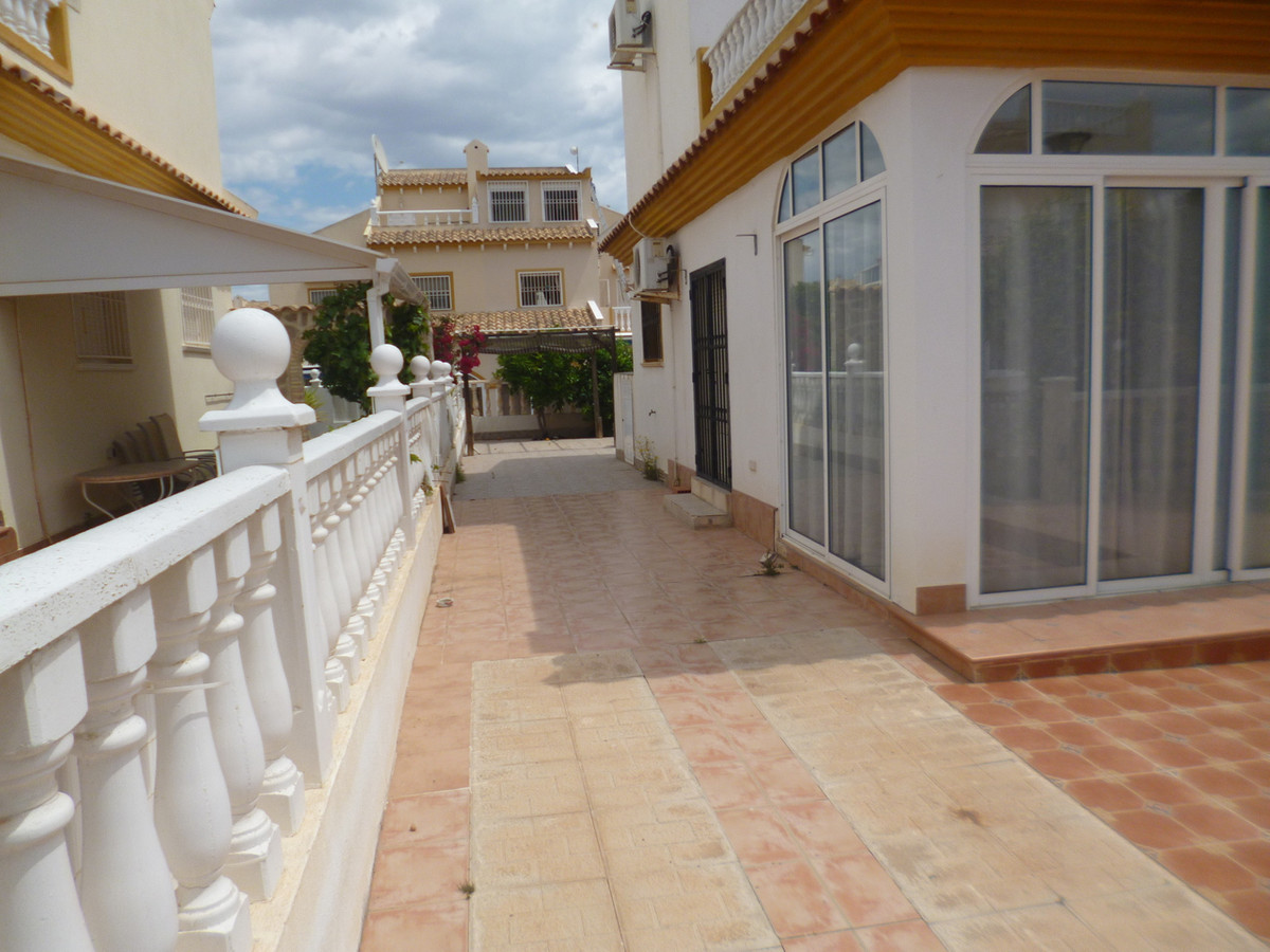 For sale - 3 Bedroom 2 Bathroom House - Semi-Detached House in Orihuela - Playa Flamenca  - Alicante