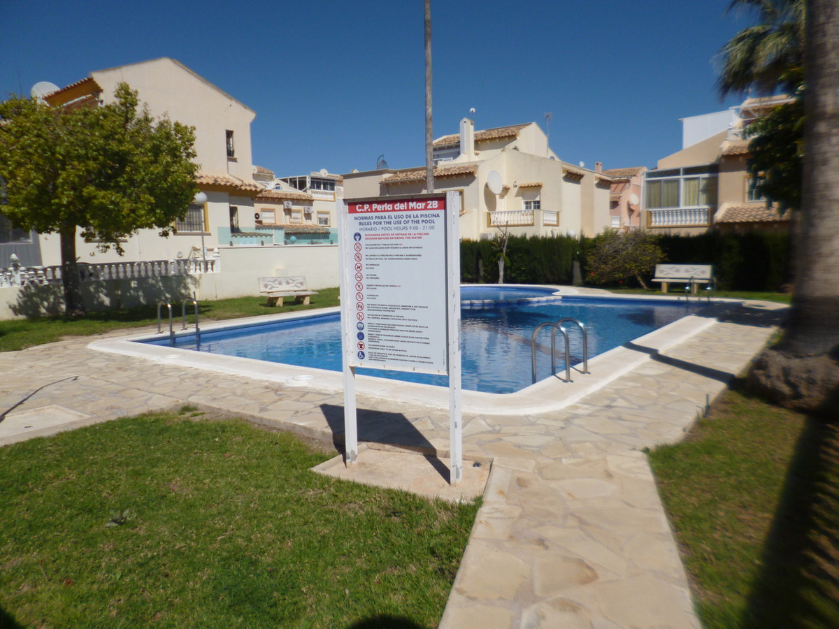 For sale - 3 Bedroom 2 Bathroom House - Semi-Detached House in Orihuela - Playa Flamenca  - Alicante
