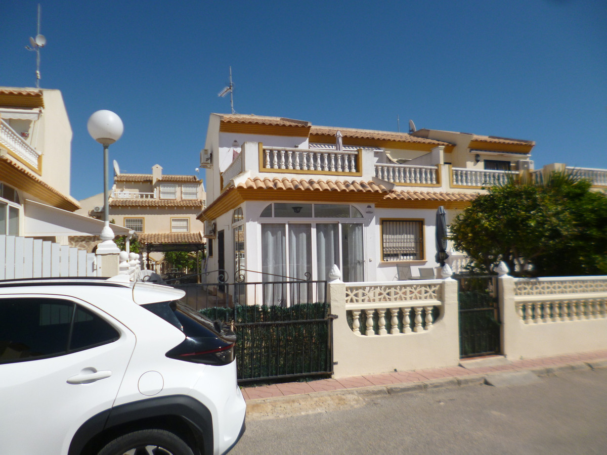 For sale - 3 Bedroom 2 Bathroom House - Semi-Detached House in Orihuela - Playa Flamenca  - Alicante