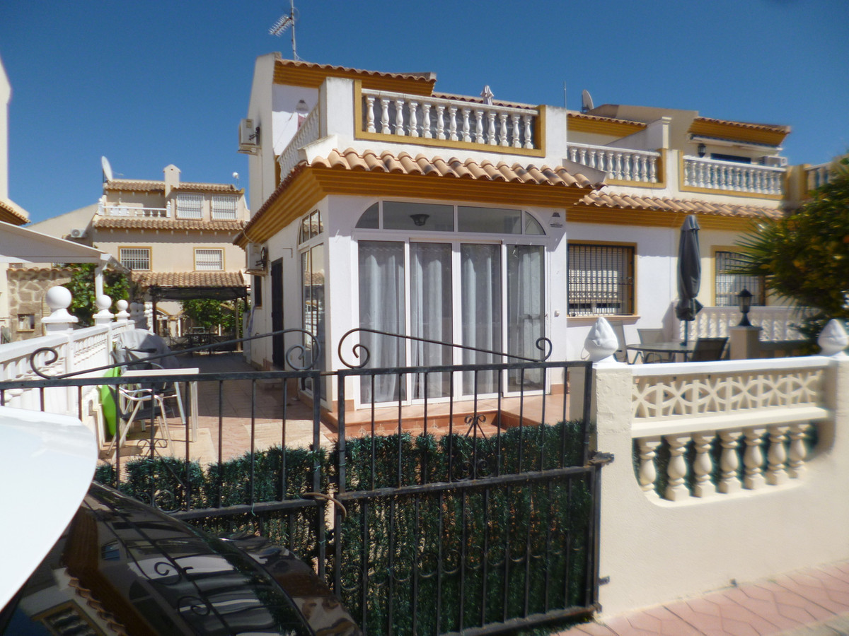 For sale - 3 Bedroom 2 Bathroom House - Semi-Detached House in Orihuela - Playa Flamenca  - Alicante