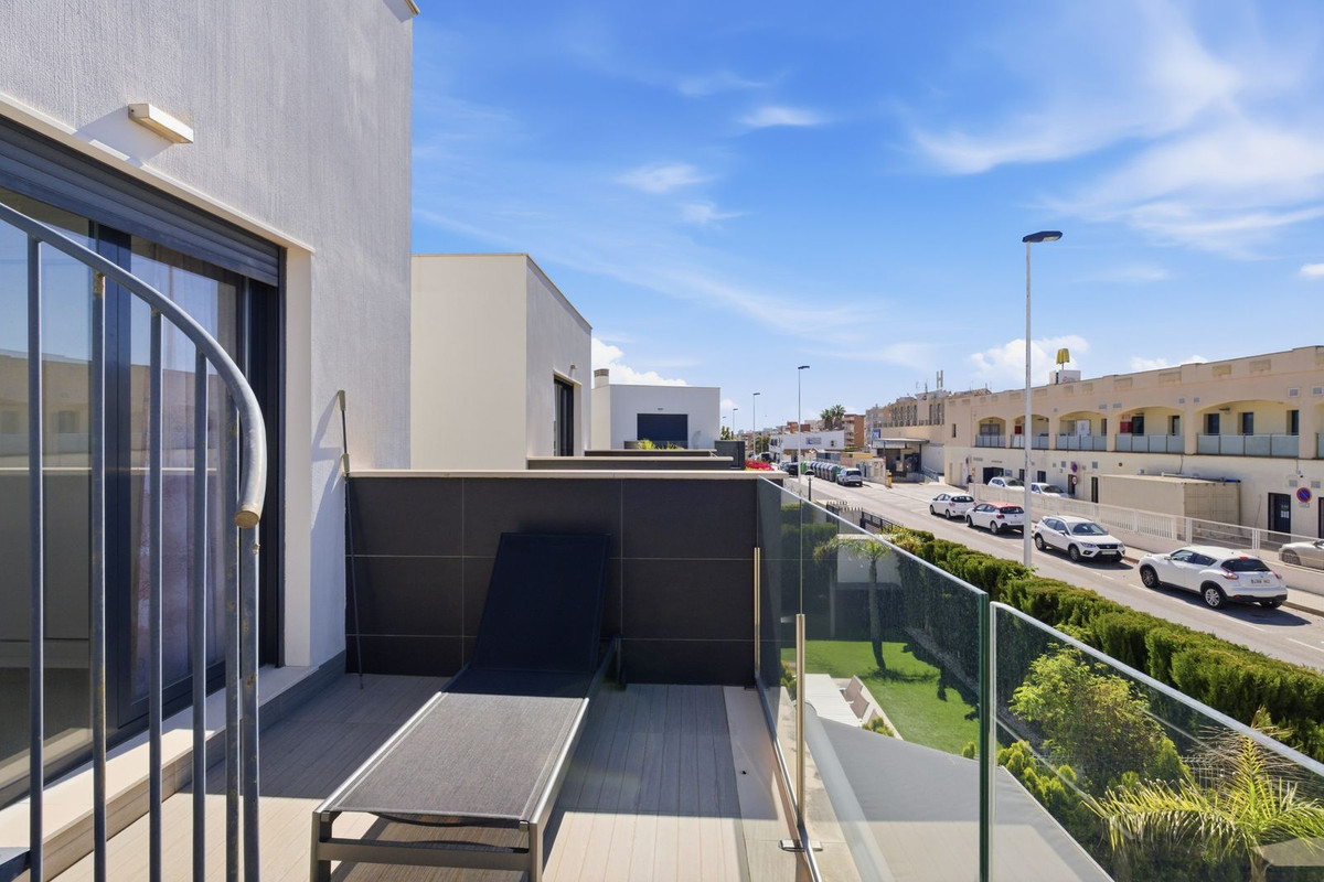 For sale - 3 Bedroom 2 Bathroom Detached Villa in Punta Prima  - Punta Prima  - Alicante