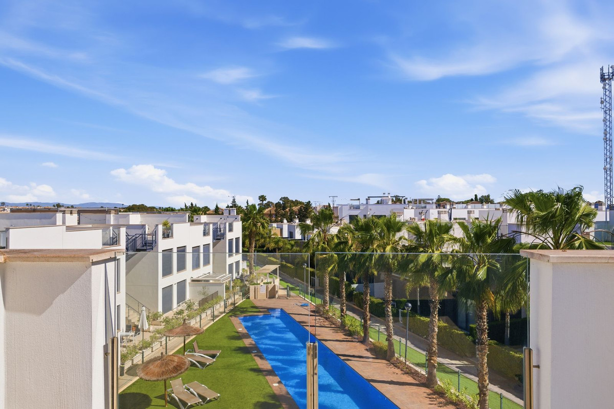 For sale - 3 Bedroom 2 Bathroom Detached Villa in Punta Prima  - Punta Prima  - Alicante