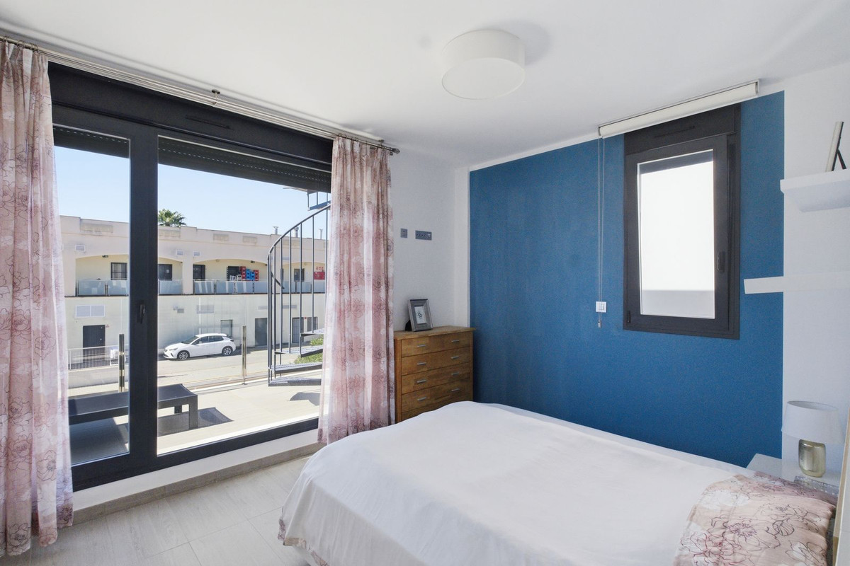 For sale - 3 Bedroom 2 Bathroom Detached Villa in Punta Prima  - Punta Prima  - Alicante