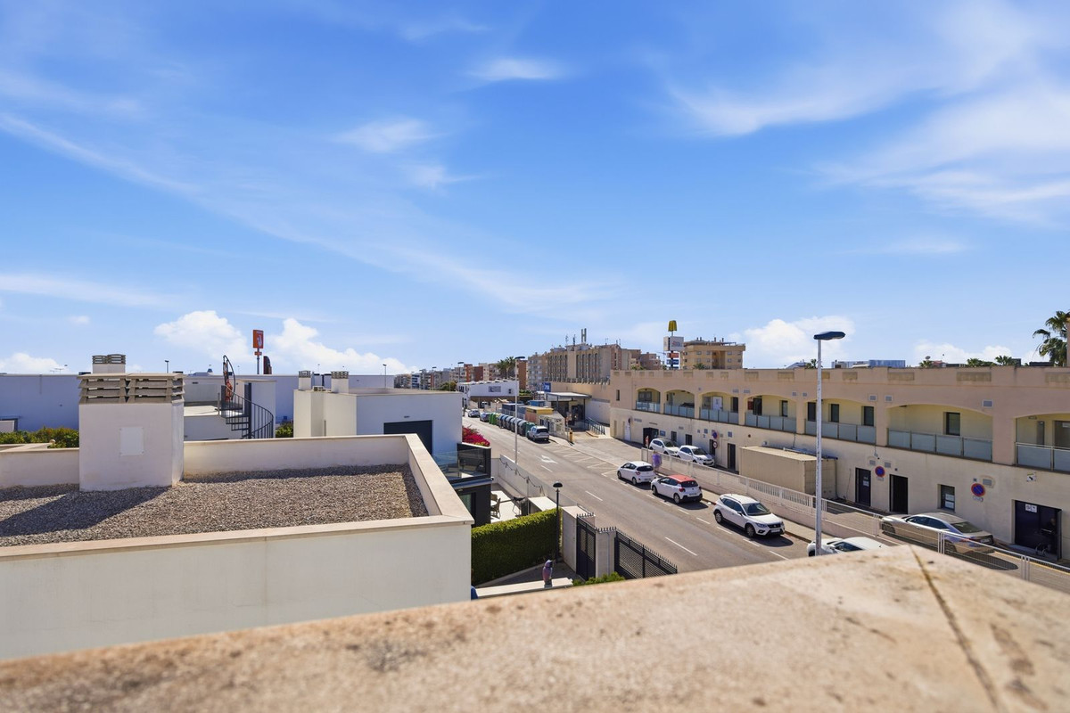 For sale - 3 Bedroom 2 Bathroom Detached Villa in Punta Prima  - Punta Prima  - Alicante