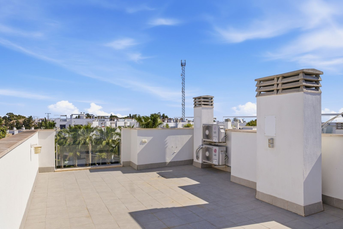 For sale - 3 Bedroom 2 Bathroom Detached Villa in Punta Prima  - Punta Prima  - Alicante