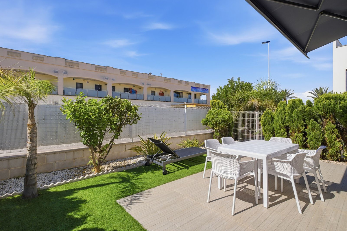For sale - 3 Bedroom 2 Bathroom Detached Villa in Punta Prima  - Punta Prima  - Alicante