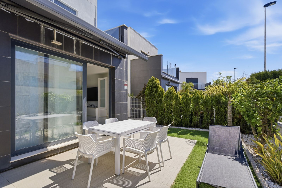 For sale - 3 Bedroom 2 Bathroom Detached Villa in Punta Prima  - Punta Prima  - Alicante