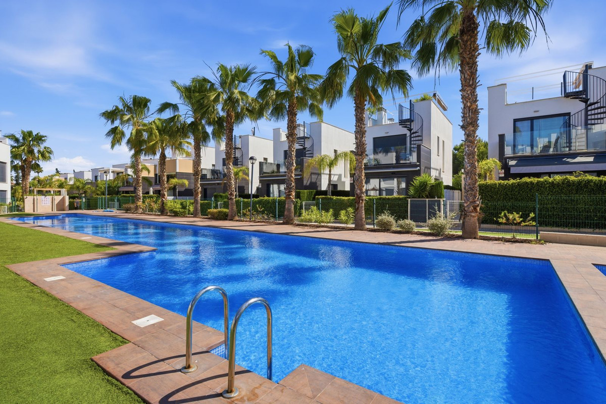 For sale - 3 Bedroom 2 Bathroom Detached Villa in Punta Prima  - Punta Prima  - Alicante