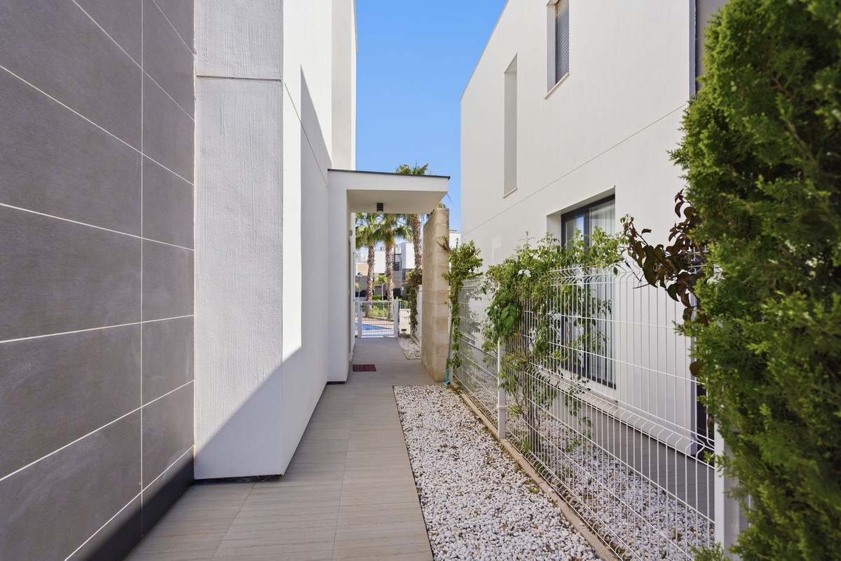 For sale - 3 Bedroom 2 Bathroom Detached Villa in Punta Prima  - Punta Prima  - Alicante