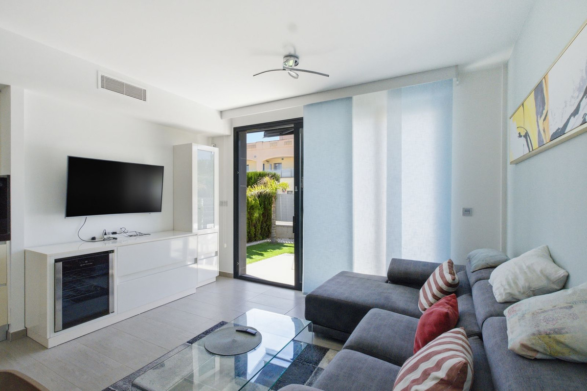 For sale - 3 Bedroom 2 Bathroom Detached Villa in Punta Prima  - Punta Prima  - Alicante