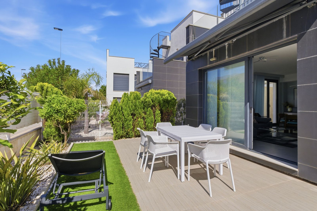 For sale - 3 Bedroom 2 Bathroom Detached Villa in Punta Prima  - Punta Prima  - Alicante