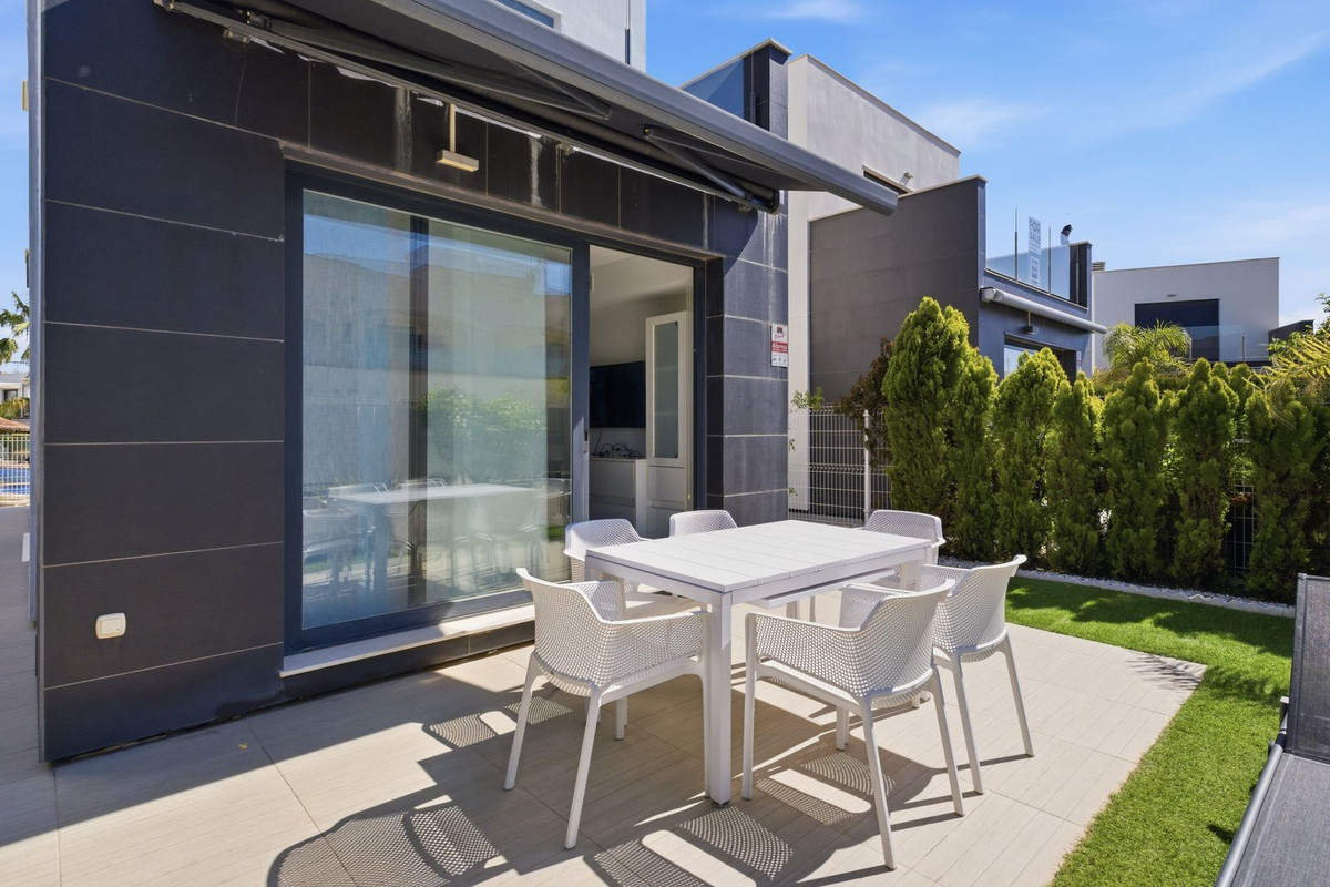 For sale - 3 Bedroom 2 Bathroom Detached Villa in Punta Prima  - Punta Prima  - Alicante