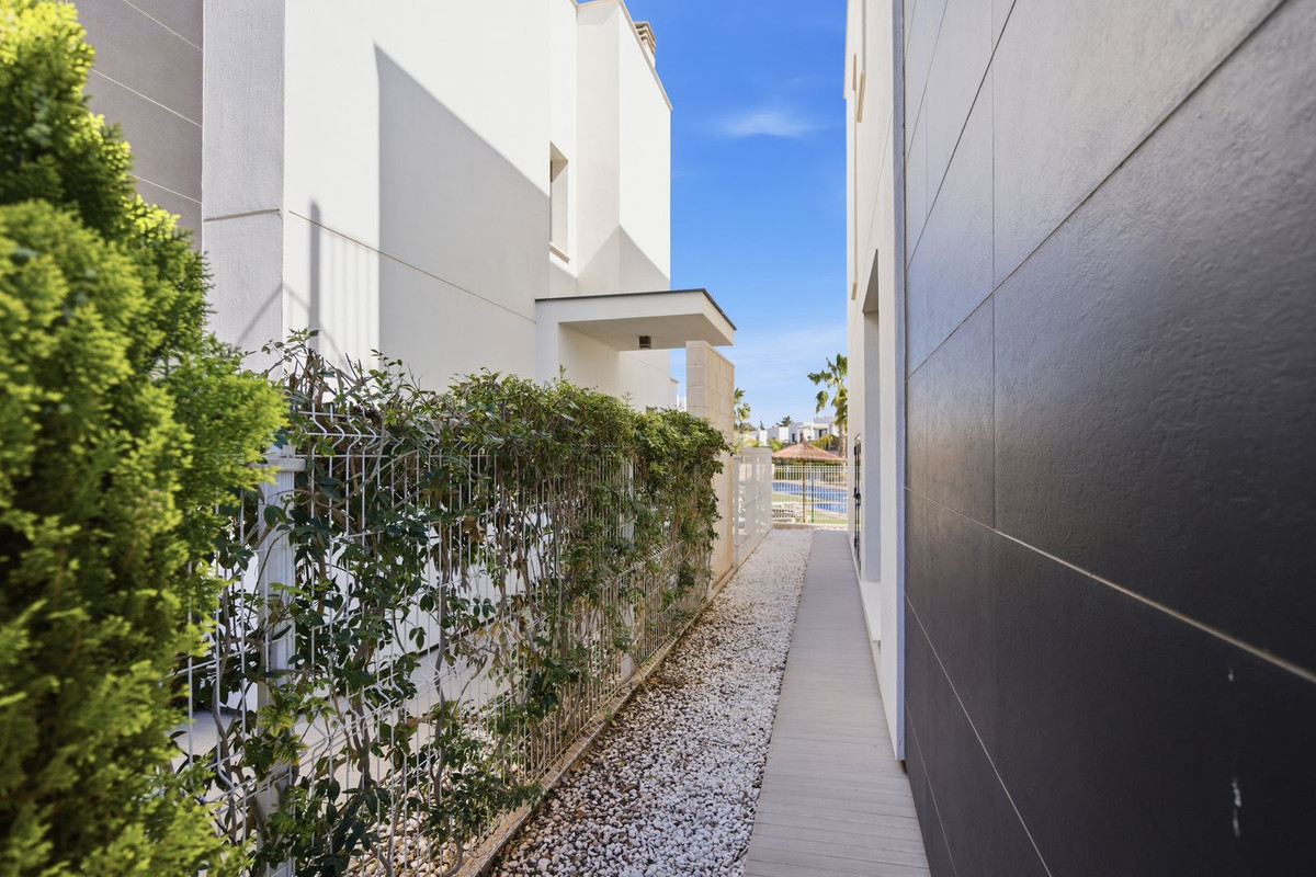 For sale - 3 Bedroom 2 Bathroom Detached Villa in Punta Prima  - Punta Prima  - Alicante