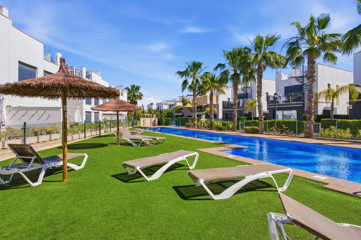 For sale - 3 Bedroom 2 Bathroom Detached Villa in Punta Prima  - Punta Prima  - Alicante