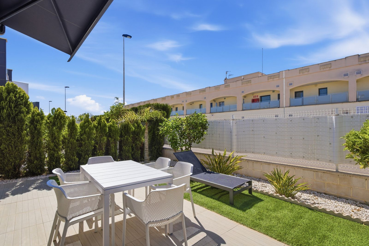 For sale - 3 Bedroom 2 Bathroom Detached Villa in Punta Prima  - Punta Prima  - Alicante