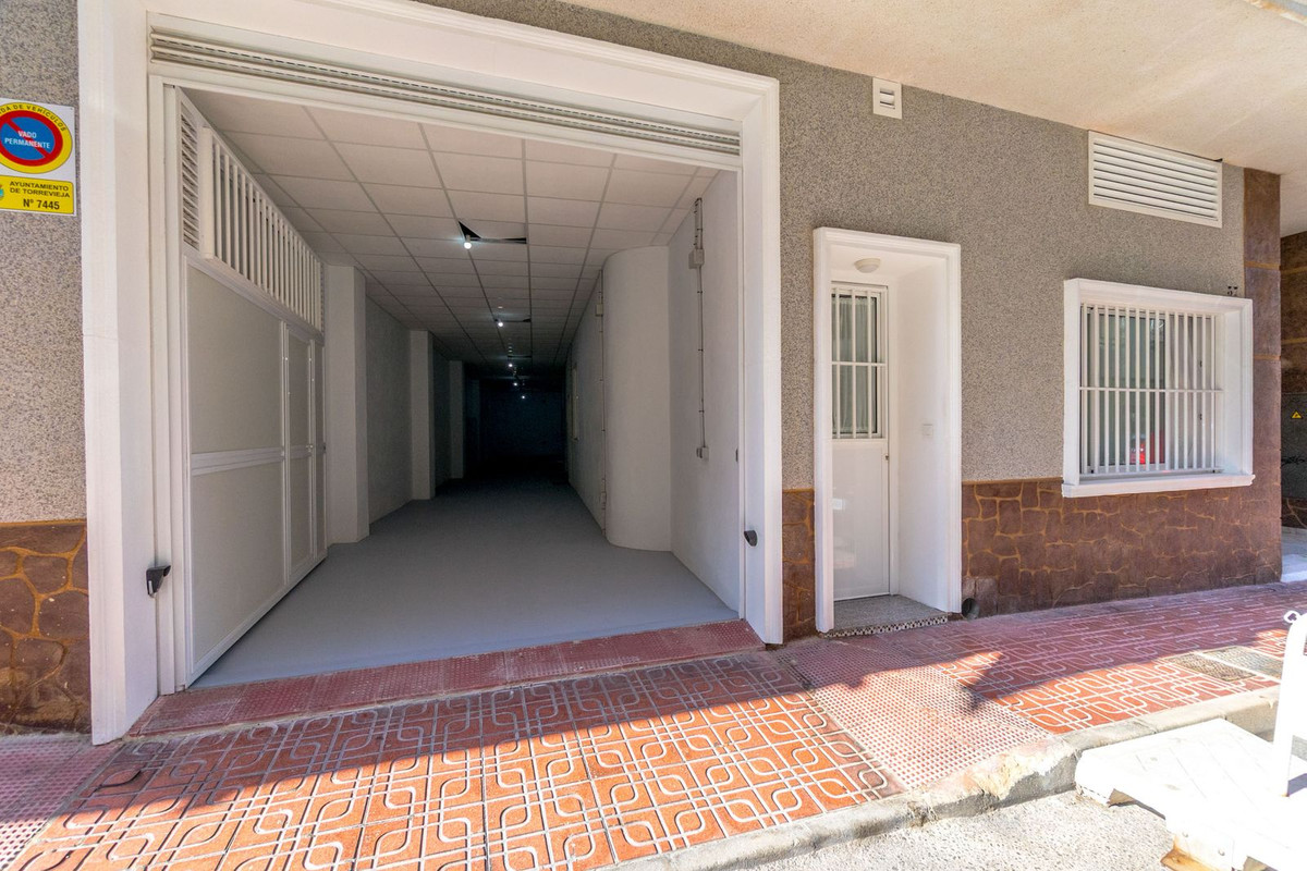For sale - 2 Bedroom 2 Bathroom Apartment - Ground Floor Apartment in Torrevieja - Torrevieja Centro  - Alicante