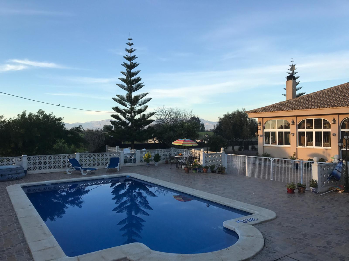 For sale - 4 Bedroom 2 Bathroom House - Detached Villa in Dolores - Dolores Centro  - Alicante
