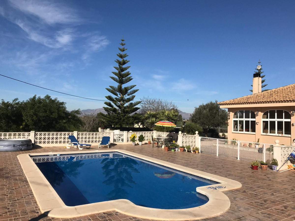 For sale - 4 Bedroom 2 Bathroom House - Detached Villa in Dolores - Dolores Centro  - Alicante