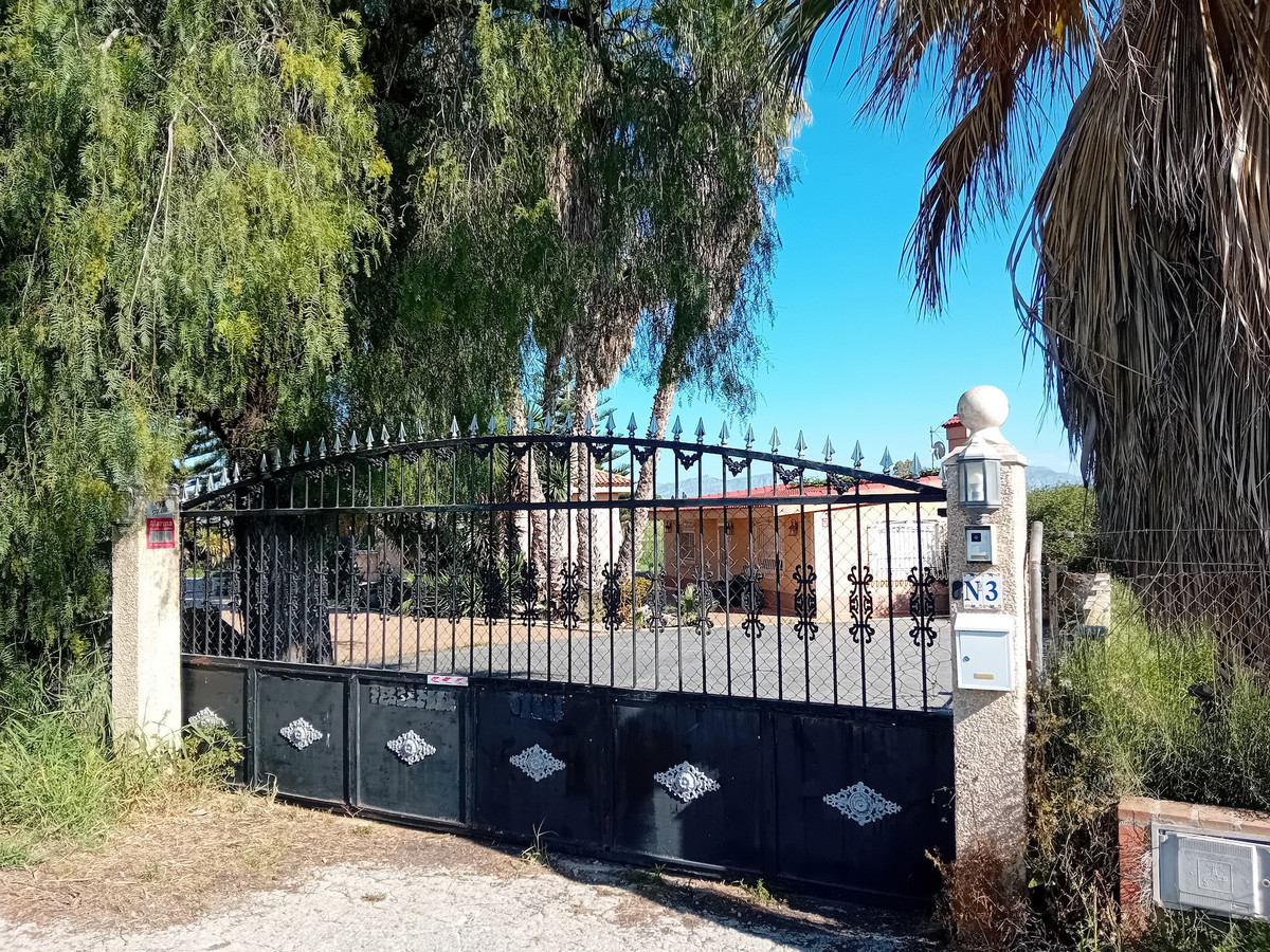 For sale - 4 Bedroom 2 Bathroom House - Detached Villa in Dolores - Dolores Centro  - Alicante