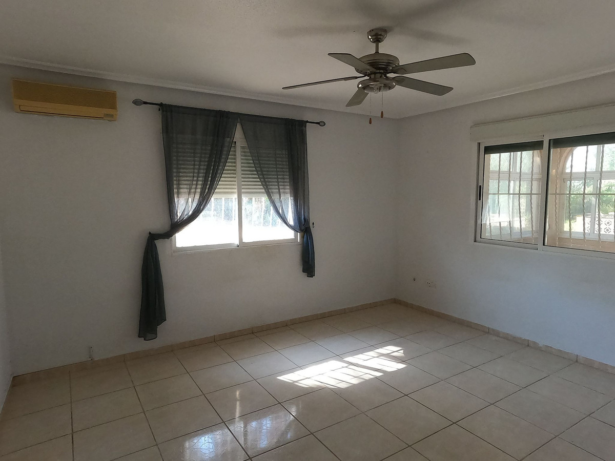 For sale - 4 Bedroom 2 Bathroom House - Detached Villa in Dolores - Dolores Centro  - Alicante