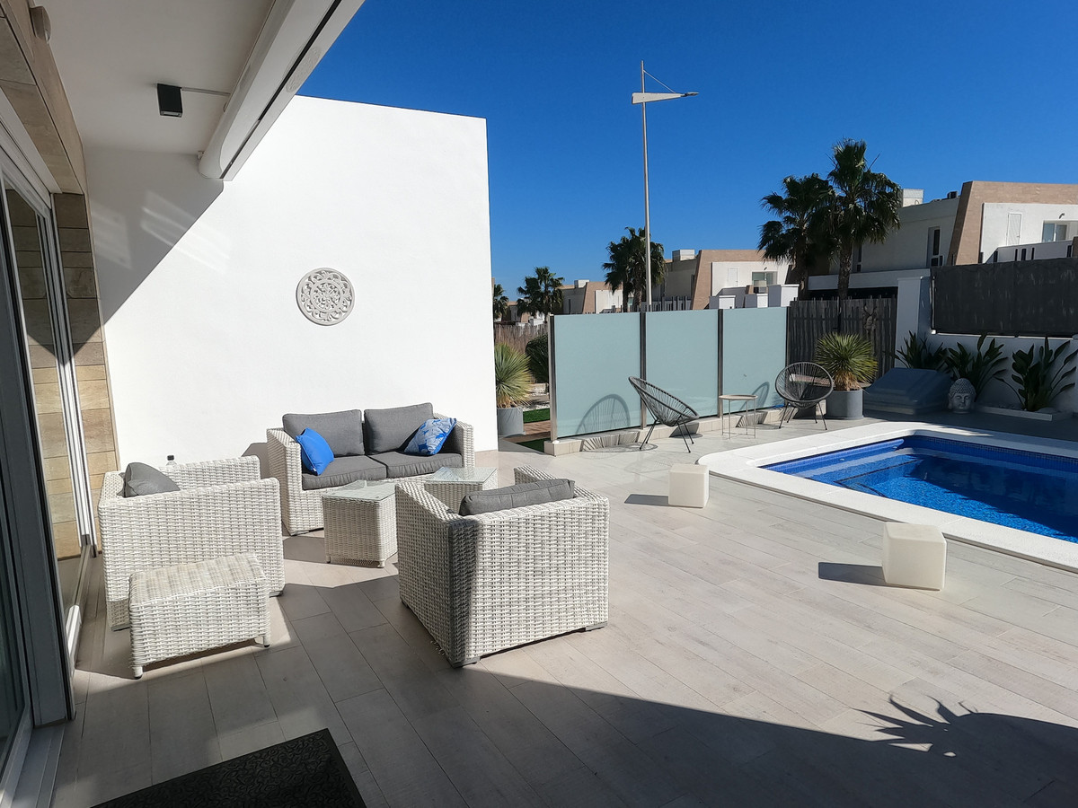 For sale - 3 Bedroom 2 Bathroom House - Detached Villa in Algorfa - Algorfa Centro  - Alicante