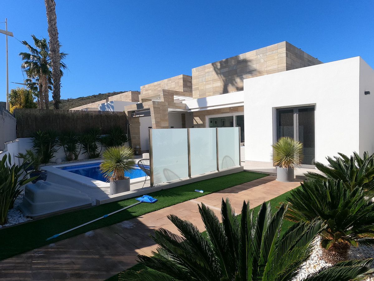 For sale - 3 Bedroom 2 Bathroom House - Detached Villa in Algorfa - Algorfa Centro  - Alicante
