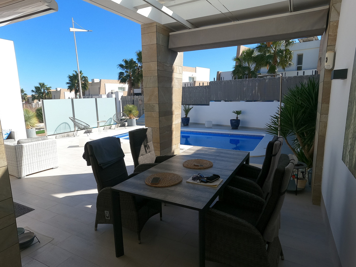 For sale - 3 Bedroom 2 Bathroom House - Detached Villa in Algorfa - Algorfa Centro  - Alicante