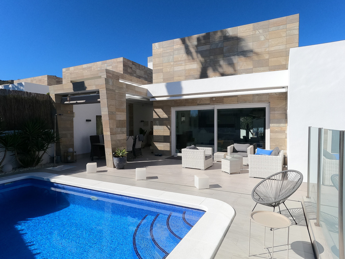 For sale - 3 Bedroom 2 Bathroom House - Detached Villa in Algorfa - Algorfa Centro  - Alicante
