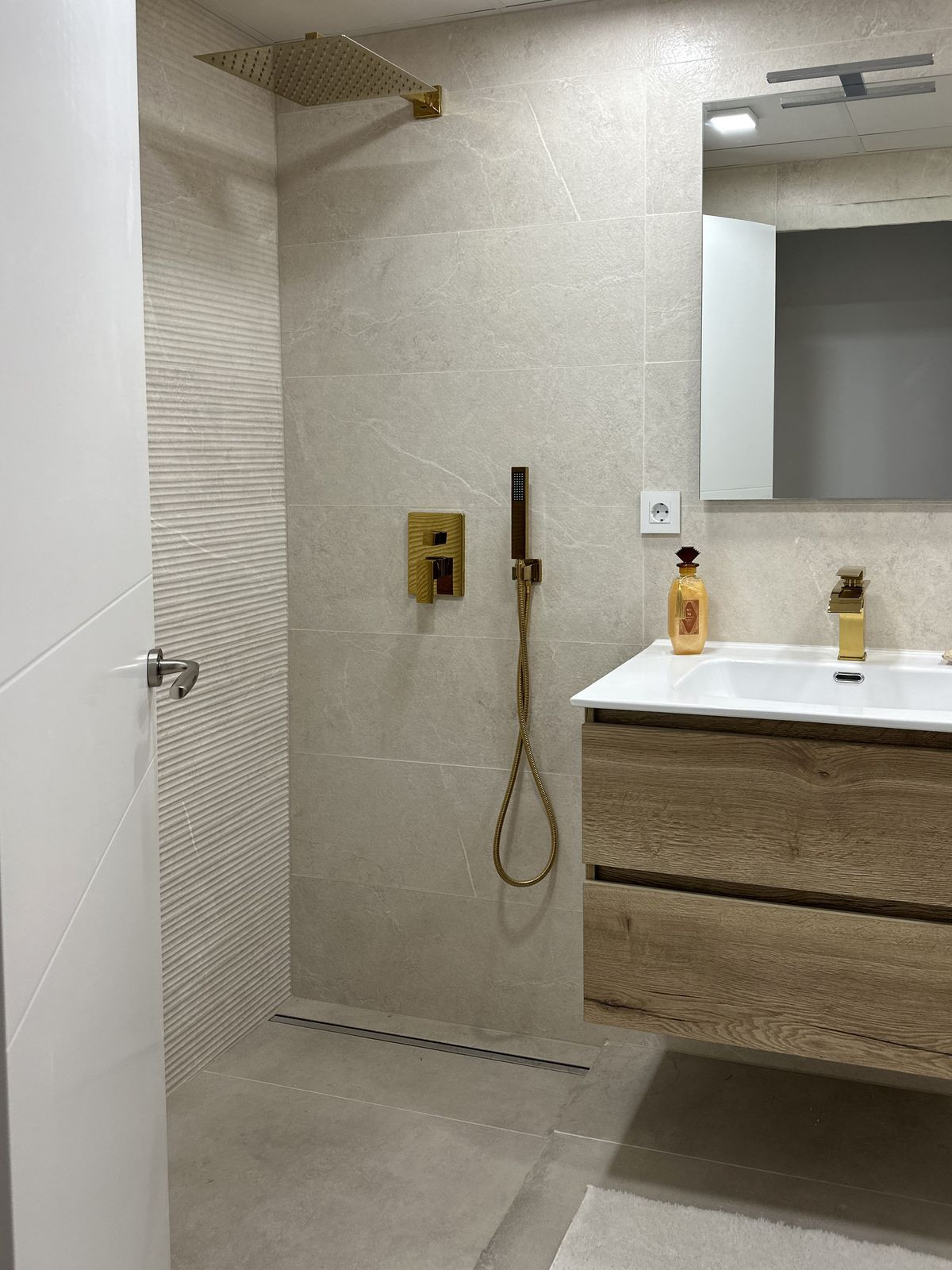 For sale - 2 Bedroom 2 Bathroom Apartment - Middle Floor Apartment in Torrevieja - Torrevieja Centro  - Alicante