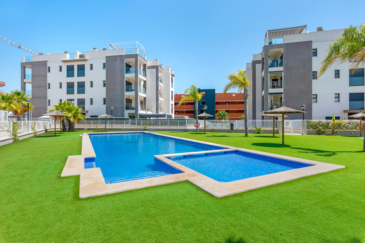 For sale - 2 Bedroom 2 Bathroom Apartment - Middle Floor Apartment in Orihuela - Villamartin  - Alicante