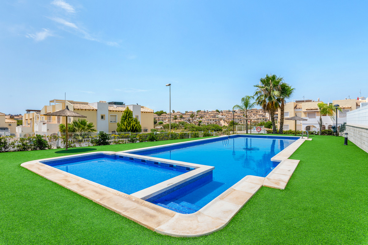 For sale - 2 Bedroom 2 Bathroom Apartment - Middle Floor Apartment in Orihuela - Villamartin  - Alicante