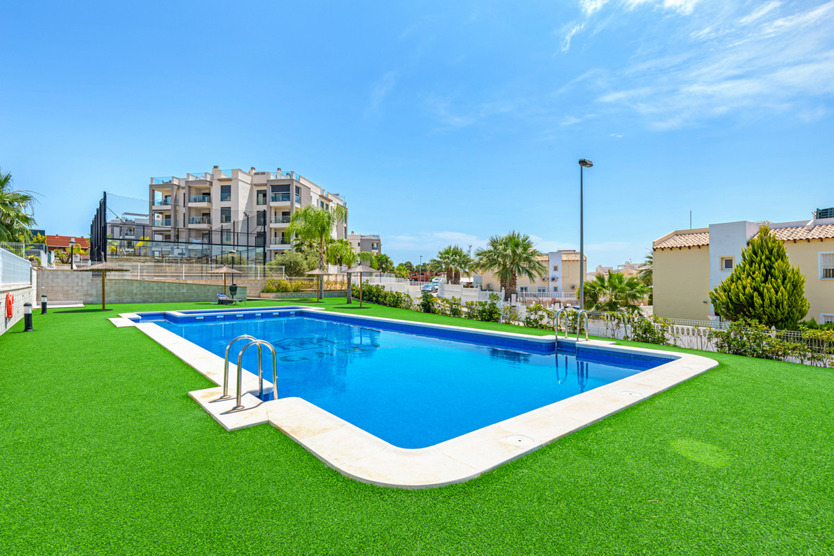 For sale - 2 Bedroom 2 Bathroom Apartment - Middle Floor Apartment in Orihuela - Villamartin  - Alicante