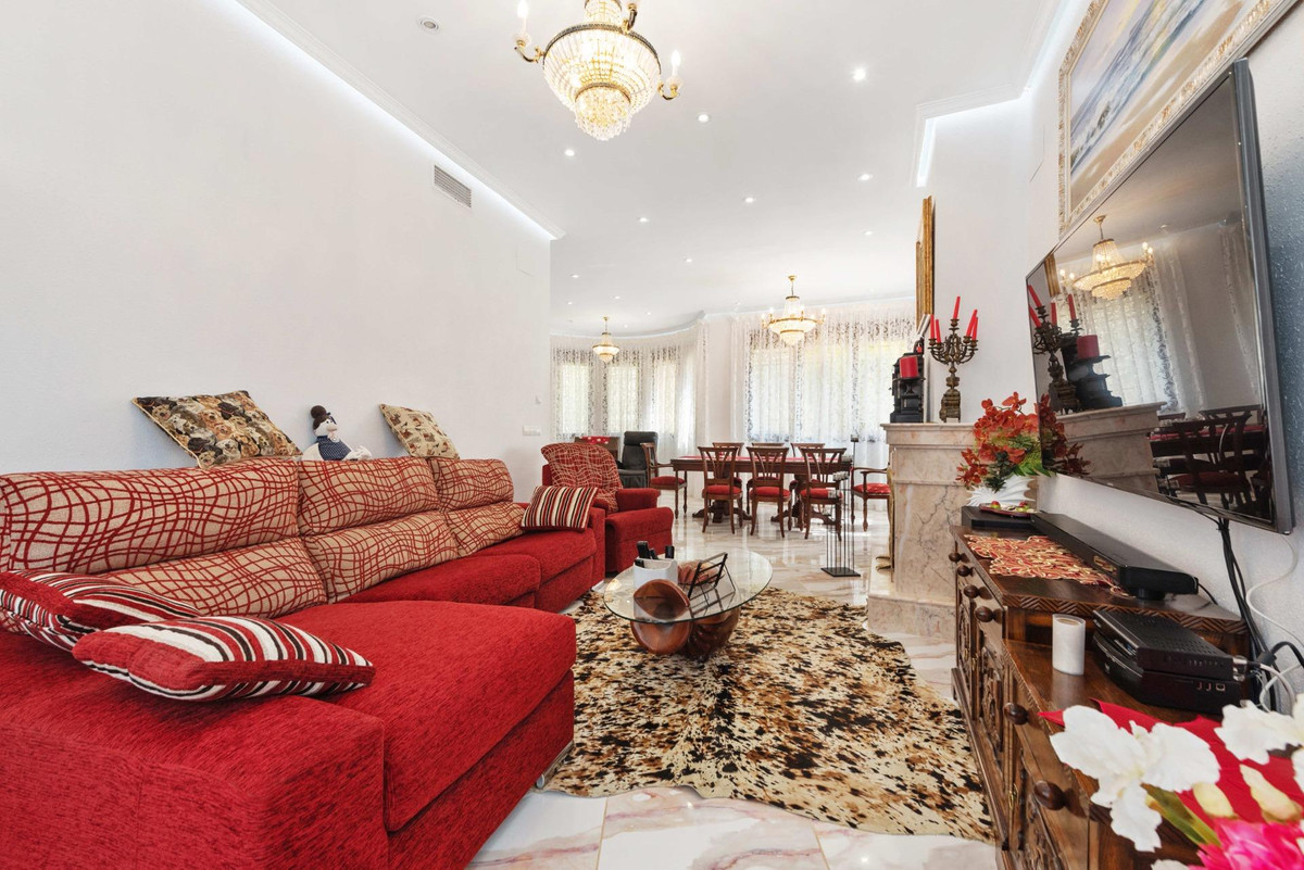 For sale - 4 Bedroom 3 Bathroom House - Detached Villa in Orihuela - Campoamor  - Alicante