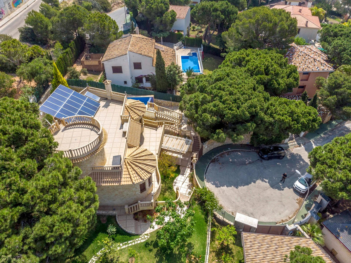 For sale - 4 Bedroom 3 Bathroom House - Detached Villa in Orihuela - Campoamor  - Alicante