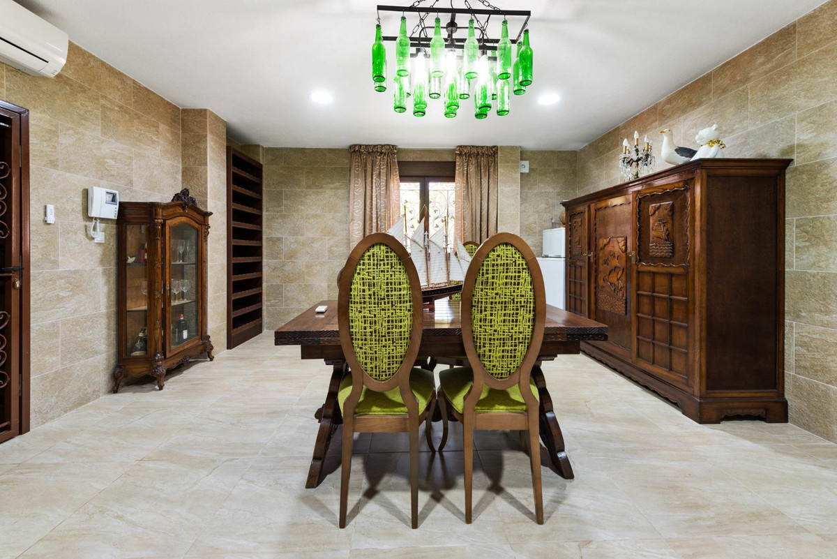 For sale - 4 Bedroom 3 Bathroom House - Detached Villa in Orihuela - Campoamor  - Alicante