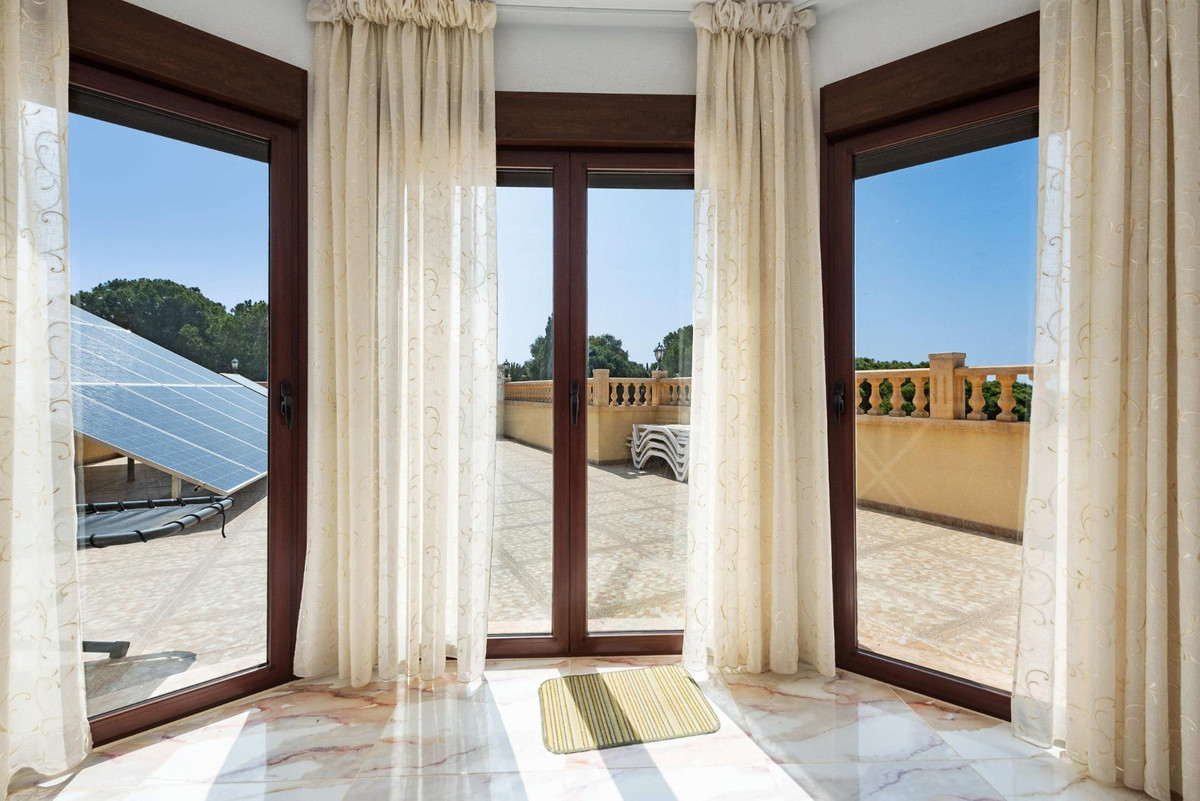 For sale - 4 Bedroom 3 Bathroom House - Detached Villa in Orihuela - Campoamor  - Alicante