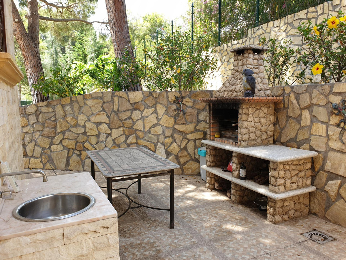 For sale - 4 Bedroom 3 Bathroom House - Detached Villa in Orihuela - Campoamor  - Alicante