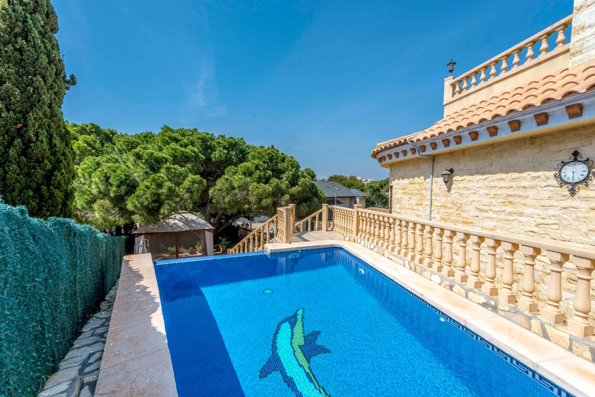For sale - 4 Bedroom 3 Bathroom House - Detached Villa in Orihuela - Campoamor  - Alicante