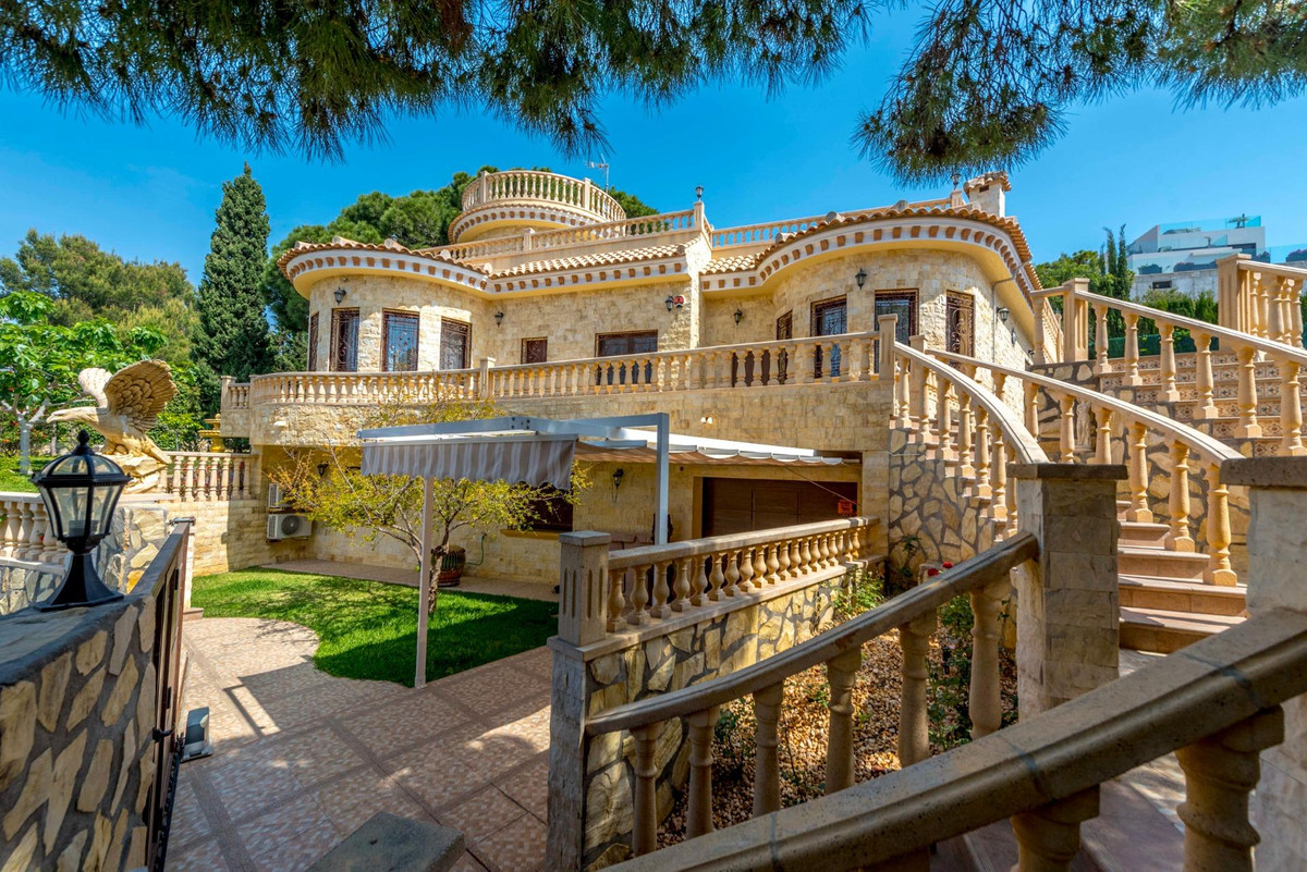 For sale - 4 Bedroom 3 Bathroom House - Detached Villa in Orihuela - Campoamor  - Alicante