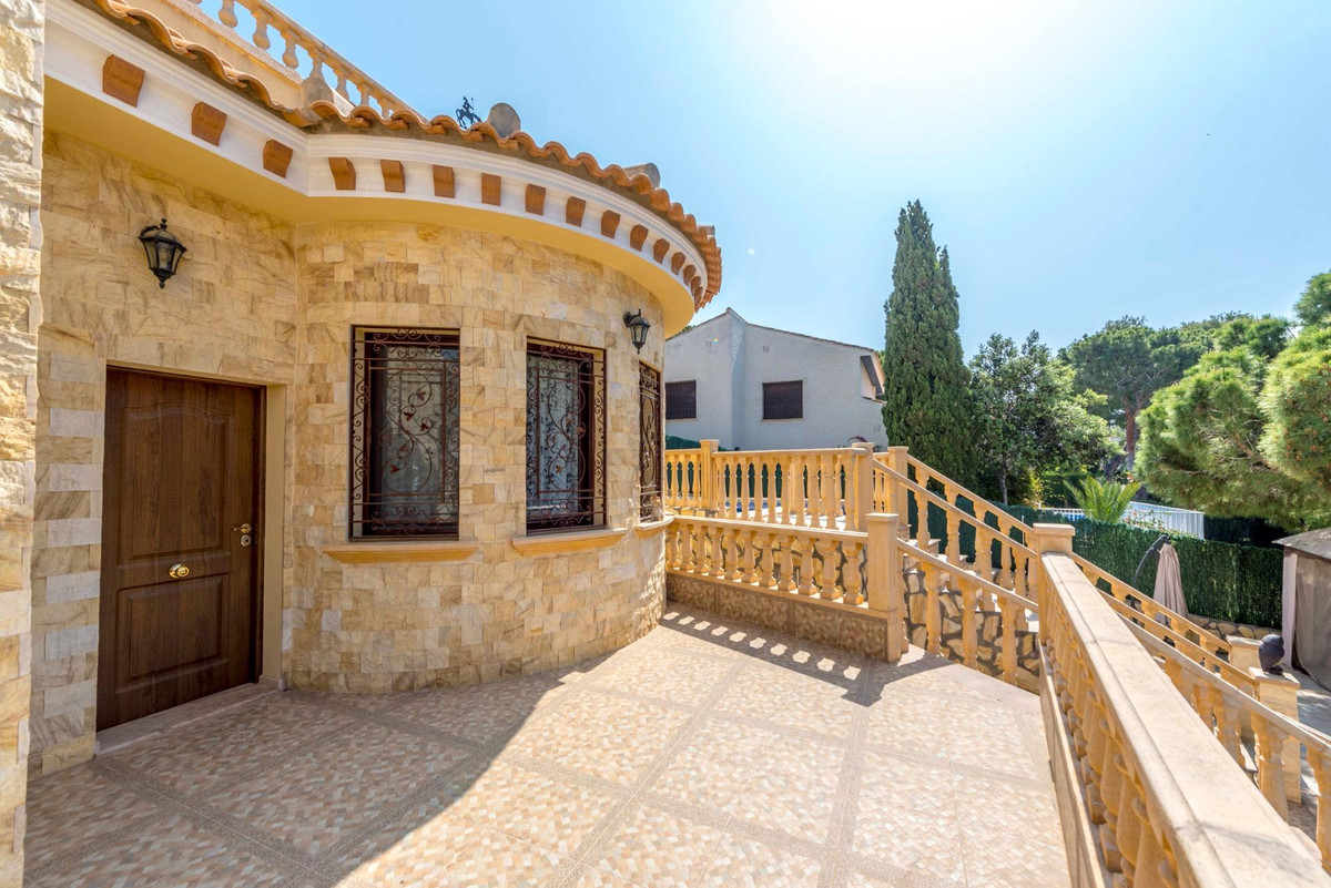 For sale - 4 Bedroom 3 Bathroom House - Detached Villa in Orihuela - Campoamor  - Alicante