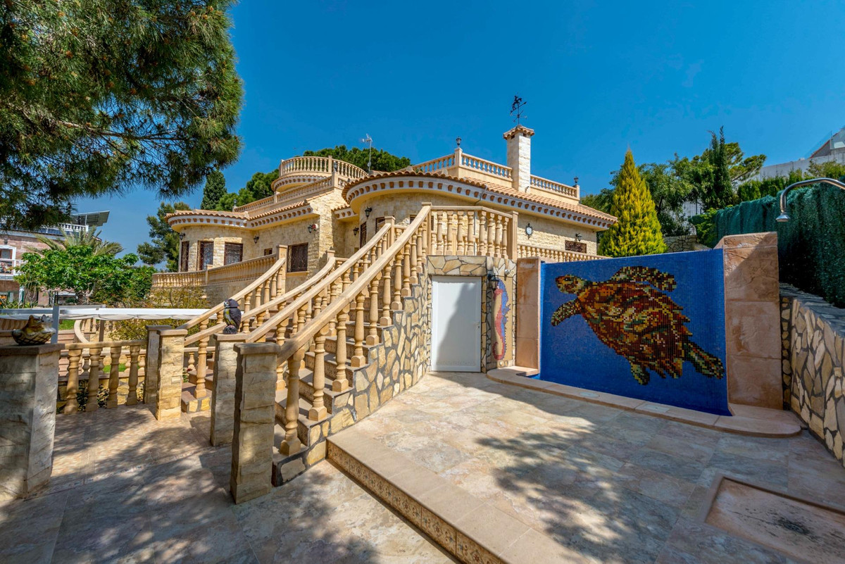For sale - 4 Bedroom 3 Bathroom House - Detached Villa in Orihuela - Campoamor  - Alicante