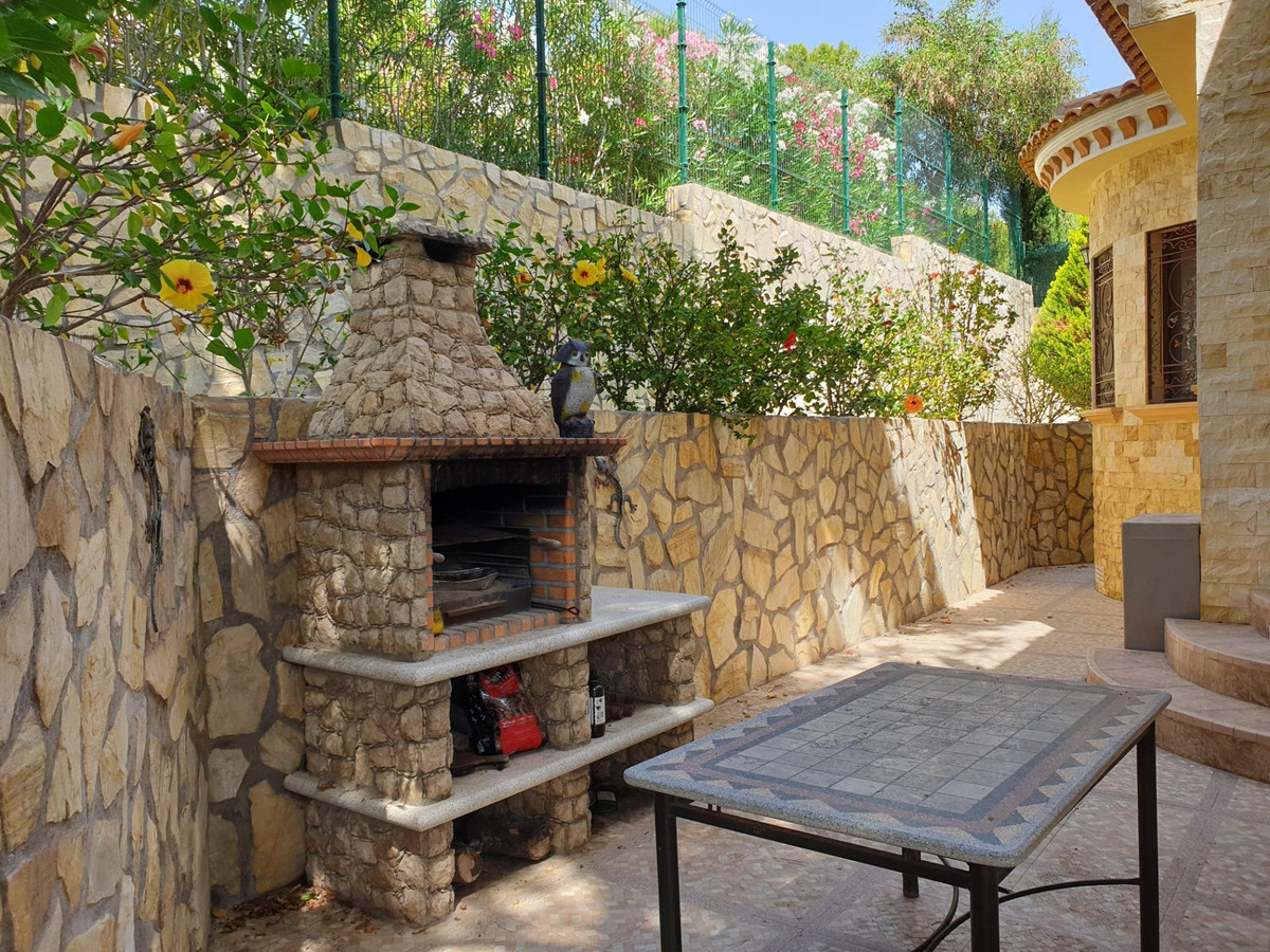 For sale - 4 Bedroom 3 Bathroom House - Detached Villa in Orihuela - Campoamor  - Alicante