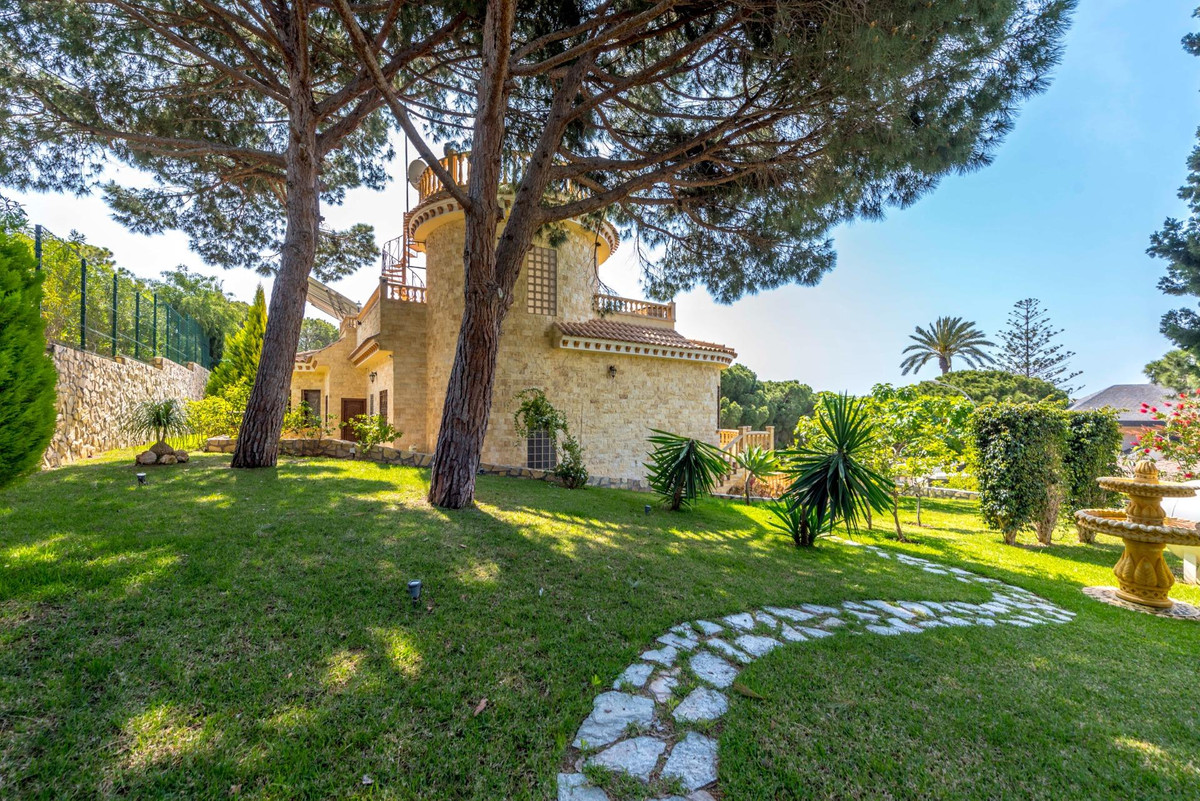 For sale - 4 Bedroom 3 Bathroom House - Detached Villa in Orihuela - Campoamor  - Alicante