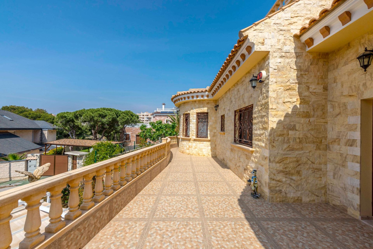 For sale - 4 Bedroom 3 Bathroom House - Detached Villa in Orihuela - Campoamor  - Alicante