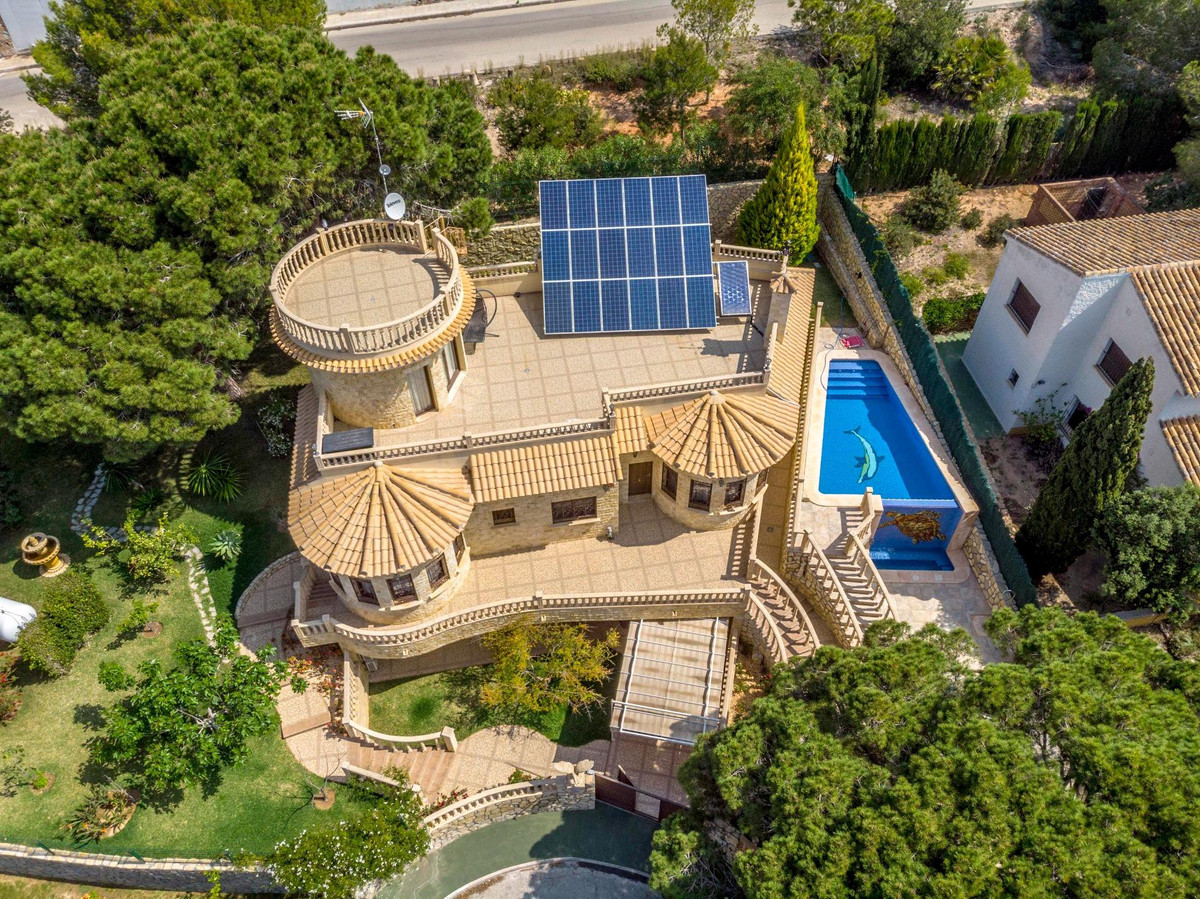 For sale - 4 Bedroom 3 Bathroom House - Detached Villa in Orihuela - Campoamor  - Alicante