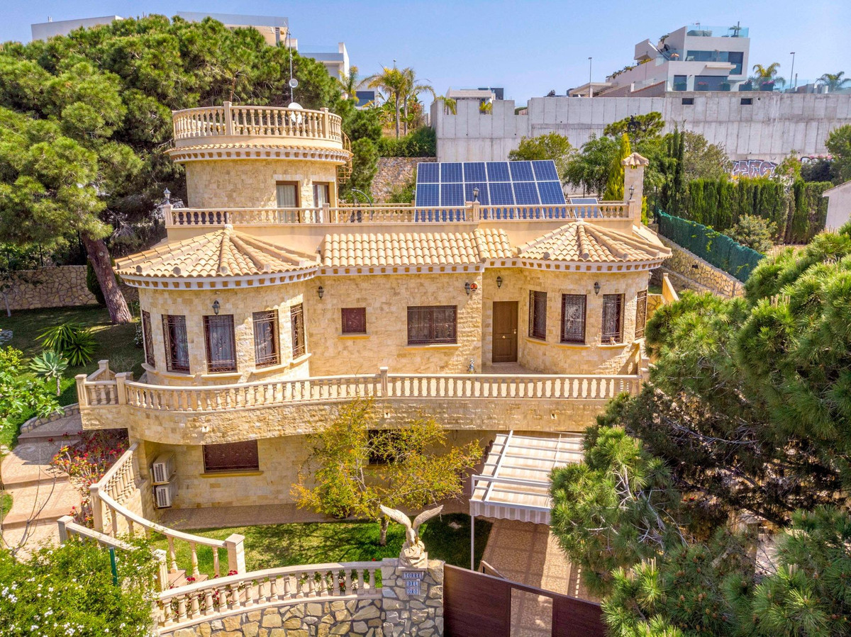 For sale - 4 Bedroom 3 Bathroom House - Detached Villa in Orihuela - Campoamor  - Alicante