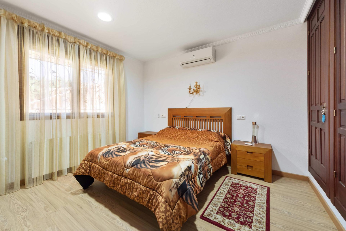 For sale - 4 Bedroom 3 Bathroom House - Detached Villa in Orihuela - Campoamor  - Alicante