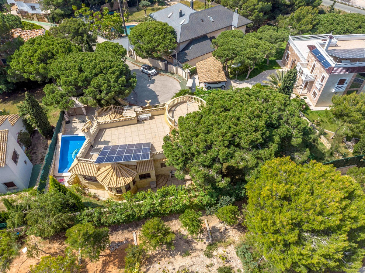For sale - 4 Bedroom 3 Bathroom House - Detached Villa in Orihuela - Campoamor  - Alicante