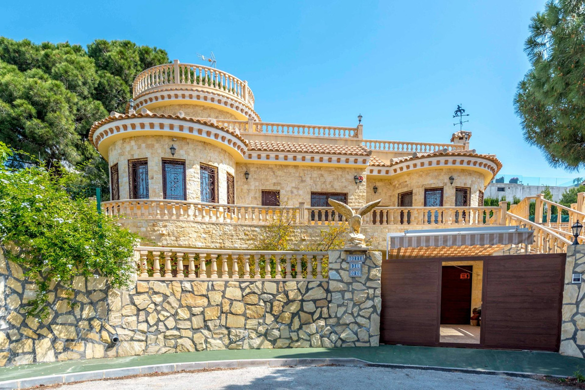 For sale - 4 Bedroom 3 Bathroom House - Detached Villa in Orihuela - Campoamor  - Alicante
