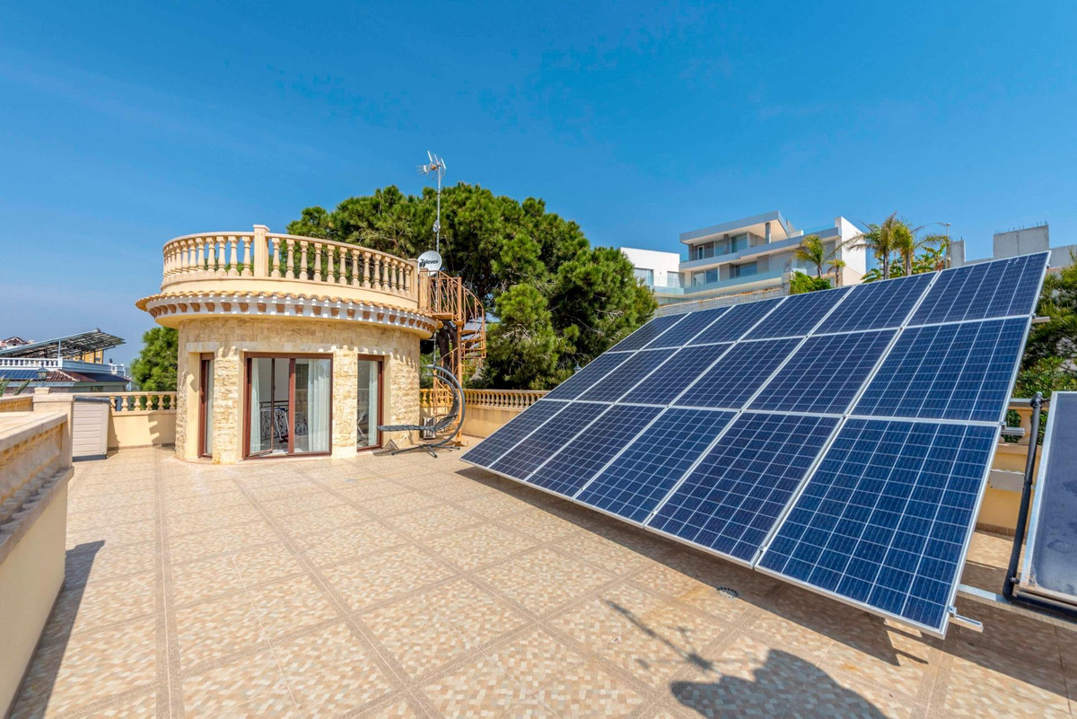 For sale - 4 Bedroom 3 Bathroom House - Detached Villa in Orihuela - Campoamor  - Alicante